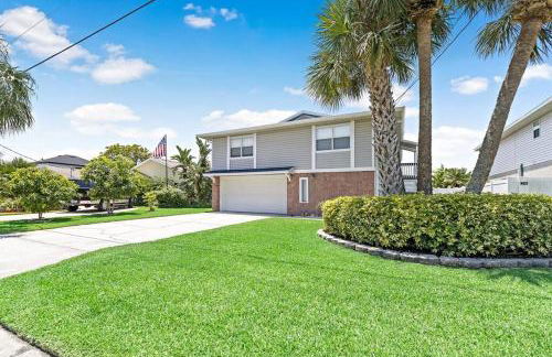 Waterfront home with pool and gameroom! - Foto 31