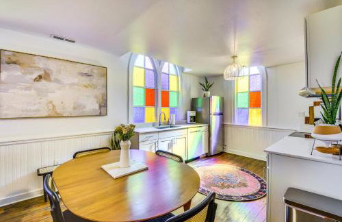 Newry Retreat in Converted Church with Shared Patio! - Foto 7