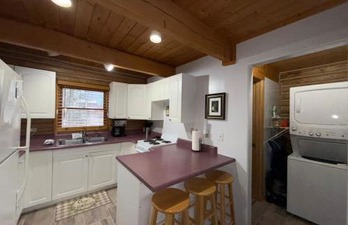 Talkeetna Log Cabin with Hot Tub Unit 2 - Foto 10