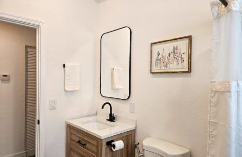 Modern 3BR Home Near Holycross Hospital - Foto 45