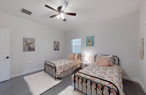 Secluded home with firepit, gas grill, central AC, game room, W/D - Foto 22