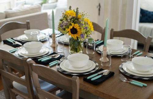 Whimsical Bluebird Cottage Hot Tub Patio Pet Friendly Central Location - Foto 27