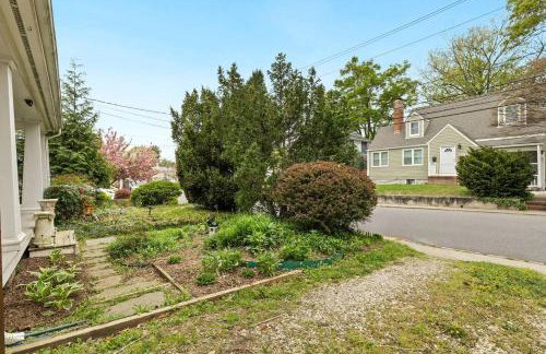 Unique Eastport Bungalow w Yard - Foto 51