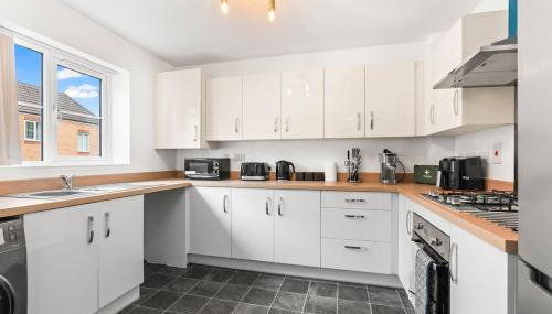 Spacious 3-Bed Home, Parking, Garden, Sleeps 7 - Foto 3