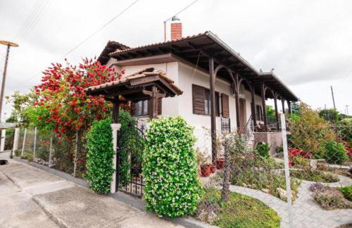 Red Roses-Traditional House - Photo 1