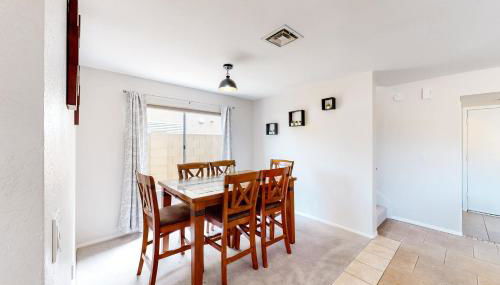 Retro home with enclosed yard, covered patio, grill, firepit, AC, & washer, dryer - Foto 5