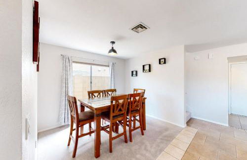 Retro home with enclosed yard, covered patio, grill, firepit, AC, & washer, dryer - Foto 5