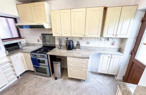 Spacious 3BR Home with Driveway Near NEC & Airport - Foto 44