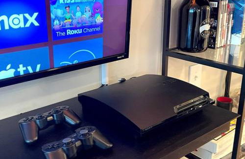 The Banksy-Free Parking -4 bedroom w King bed- Firepit Rooftop near United Center - Foto 33