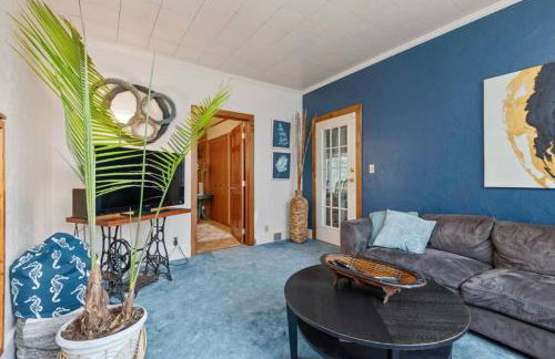 Cheerful Home | Fire Pit | Sleeps 8 - Foto 14