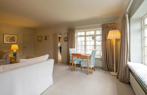 3 The Coastguards, Thorpeness - Only a stones throw from the Beach and very close to famous boating Meare, Country Club and Golf Club - Aldeburgh Coastal Cottages - Foto 15