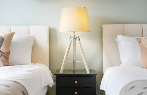 Stylish 6 Bedroom 3 Bathroom Detached House with Free Parking, Super-Fast Wifi, Pool Table, Smart TVs with Netflix by Yoko Property - Foto 7