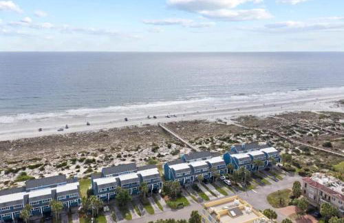 Beach Getaway in Amelia - Ocean Views & Room for 8 - Foto 1