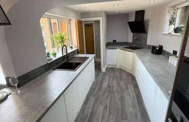 Modern 2 Bedroom Private Detached Cottage With HotTub - Foto 10