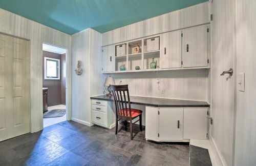 Spacious Delton Home with Fire Pit and Lake Views - Foto 34