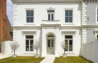 Double-Bed Bedroom, Living Room and Kitchenette, private Bathroom and Utility Room available at Willow House, Shepperton - Foto 1