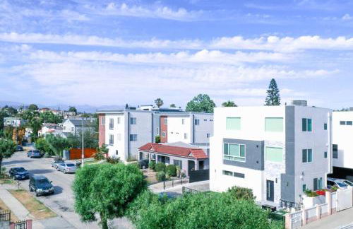 Lucky Charm 4 Bedroom Mid-City Apartment - Photo 1