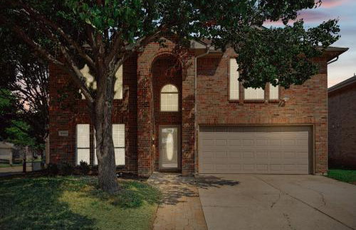 Modern Comforts & Classic Charm w Pool 5BD - Foto 43