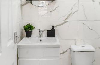 Unique 3 Bedrooms, 3 Ensuite, FREE WiFi, Private Parking - Foto 14