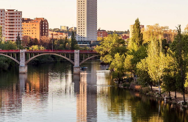 Passeio no barco La Leyenda del Pisuerga - Foto 1