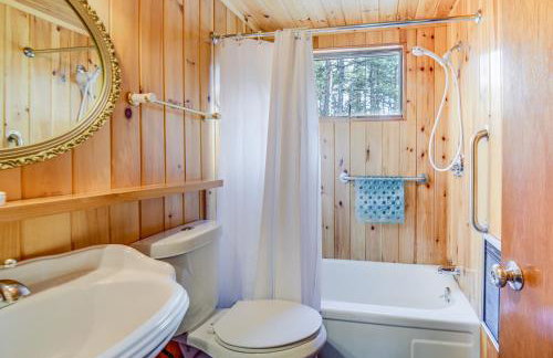 Charming Tamworth Cabin with Grill and Fireplace - Foto 14