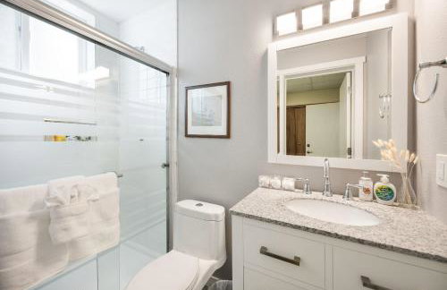 Kirkland Oasis Chic Basement Retreat with Hot Tub - Foto 25