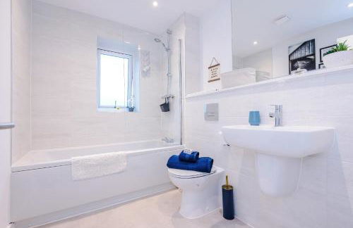 Stunning 3 Story Home, 3 x King Size Beds, Pool Table, Free Parking x2, Ping Pong - Foto 10