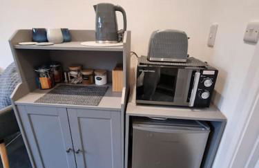 The Den - A modern, quirky, self contained unit - Foto 4