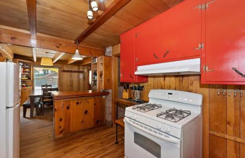 Sunshine Cabin - Cozy 2-Story Getaway - Photo 20