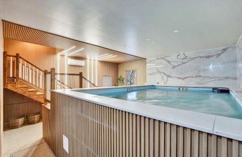 Lux Retreat with Indoor Swim Spa Game Lounge Theater Hot Tub Sauna - Foto 10