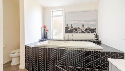 Modern 2 BR 2BA Biz Friendly Duplex with Fast Wi-Fi and Workspaces - Foto 2