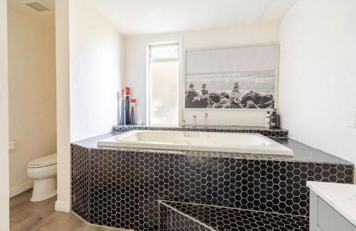 Modern 2 BR 2BA Biz Friendly Duplex with Fast Wi-Fi and Workspaces - Foto 2