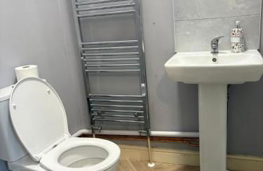 Stylish Studio flat 5, ensuite, kitchenette, Parking, Wifi,Smart TV,Nr Sandwell and Metropolitan Hospital - Foto 10