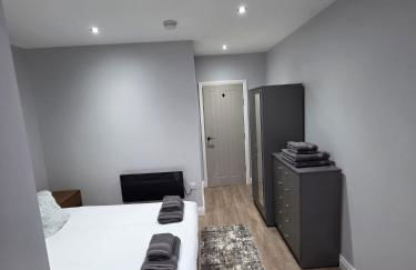 Easy access to manchester airport &city centre - Photo 13