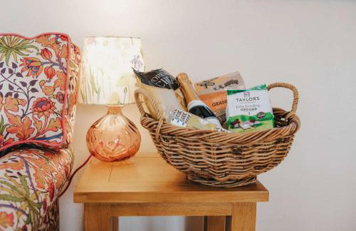 Peaceful Countryside Barn Conversion in the Yorkshire Dales by MCPI Hosting, Perfect for Couples, Small Families & Walkers - Photo 7