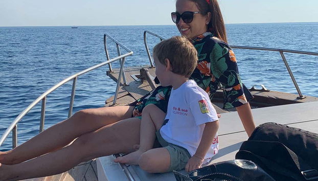 Una famiglia a bordo dell'imbarcazione