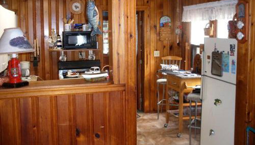 Rustic Lakefront Cottage Rental for Four on Randall Lake, Michigan - Foto 5