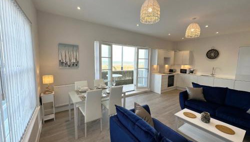 Beachfront Bliss Apartment - Near Hythe - On Beach Seafront - Private Parking - Photo 4