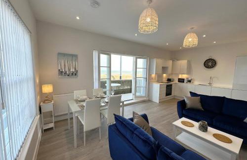 Beachfront Bliss Apartment - Near Hythe - On Beach Seafront - Private Parking - Photo 4