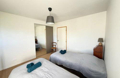 Le Pressoir, maison au calme, grand jardin, vue dégagée sur les champs, belle terrasse, 3 chambres, 2 sdb, 2 WC, parking privé, 5 kms de Bayeux et 7 kms plage d'Arromanches au coeur des plages du débarquement - Foto 20