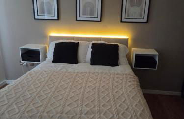Wolverhampton Apartment with Free Parking 1 minute from the train station - Foto 9