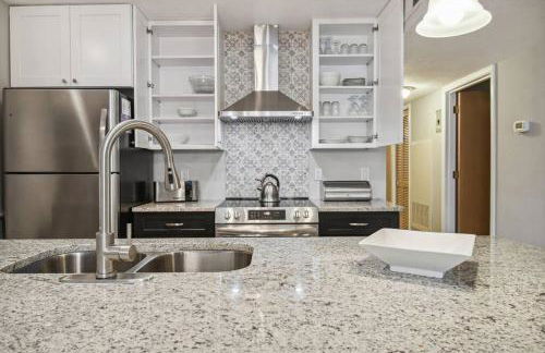 SPECTACULAR, NEW Professional Decor, Near Dis, NO Steps, Pool, Patio, LOW Rates! - Foto 101