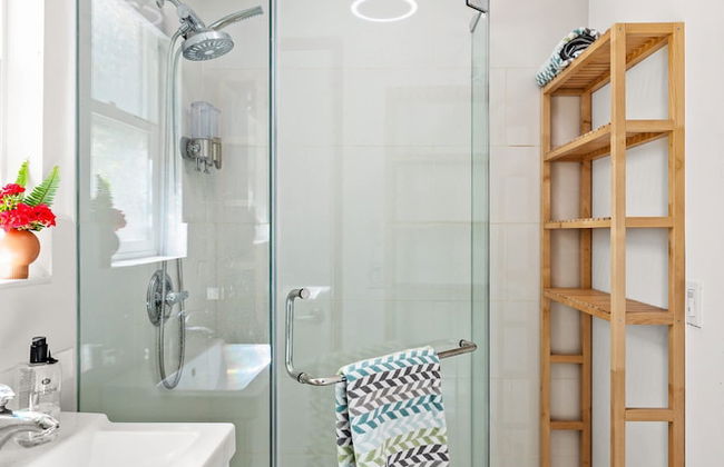 Scenic Retreat With Deck Stunning Views in LA - Foto 20