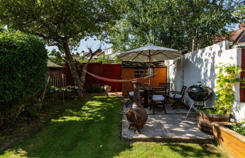 Charming Family Home with Stoves, Garden & Parking - Foto 18