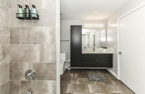 Comfy 2BR Oasis with Scenic Rooftop & Gym - Photo 58