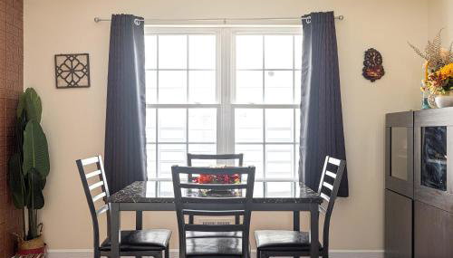 Newark Gem Ruby 3BR, 3BA - Sleeps 14 - Walk to Prudential Center and Newark Penn Station, Near EWR and American Dream Mall, includes Parking - WiFi - Laundry - Backyard - Gym - Foto 4