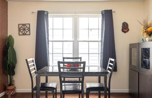 Newark Gem Ruby 3BR, 3BA - Sleeps 14 - Walk to Prudential Center and Newark Penn Station, Near EWR and American Dream Mall, includes Parking - WiFi - Laundry - Backyard - Gym - Foto 4