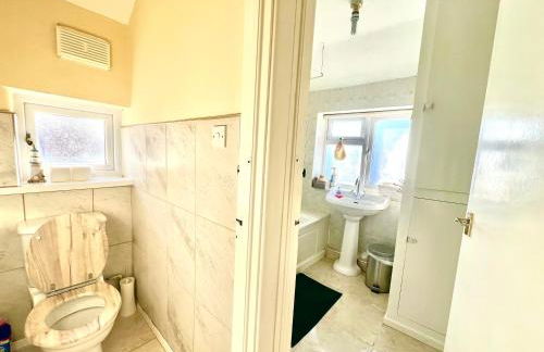 Spacious 3-Bed Family Retreat with Cosy Living and Garden! Free parking - Foto 7