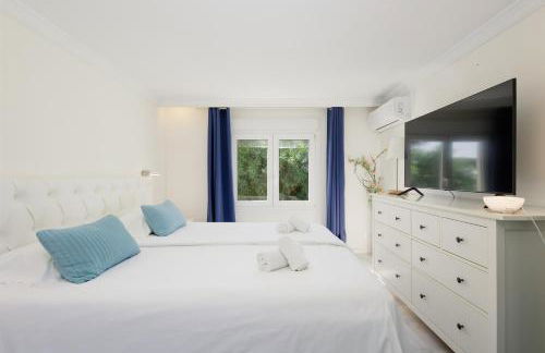 Marbella, Costabella - Beachfront Villa with Heated Pool - Photo 50