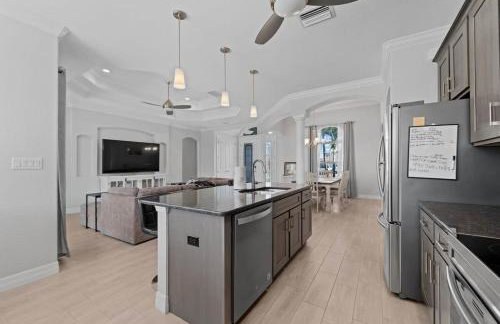 Sun-Soaked & Tranquil Getaway Relaxing Pool Area - Foto 11